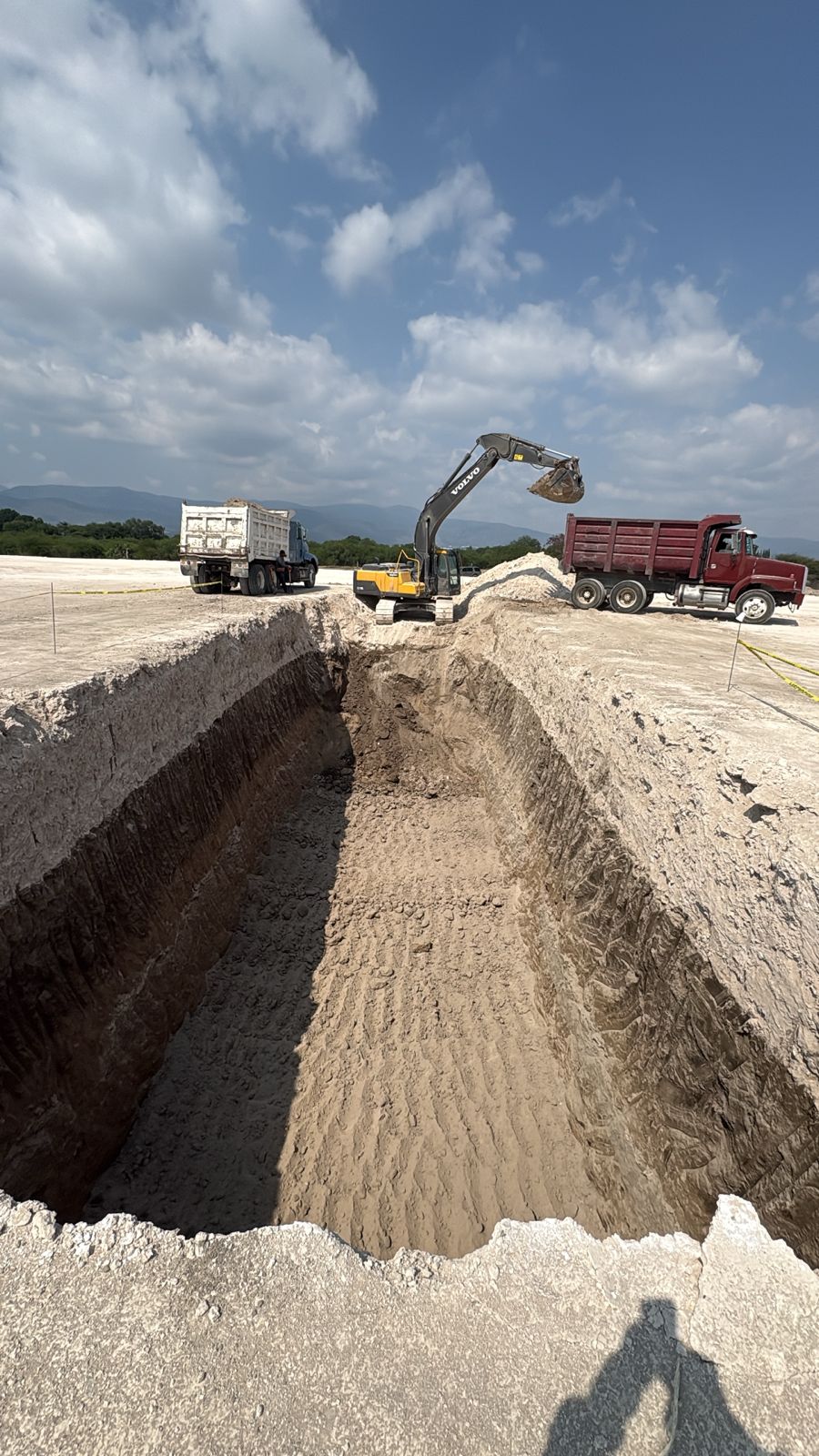 Excavación de zanjas para cimentación con maquinaria