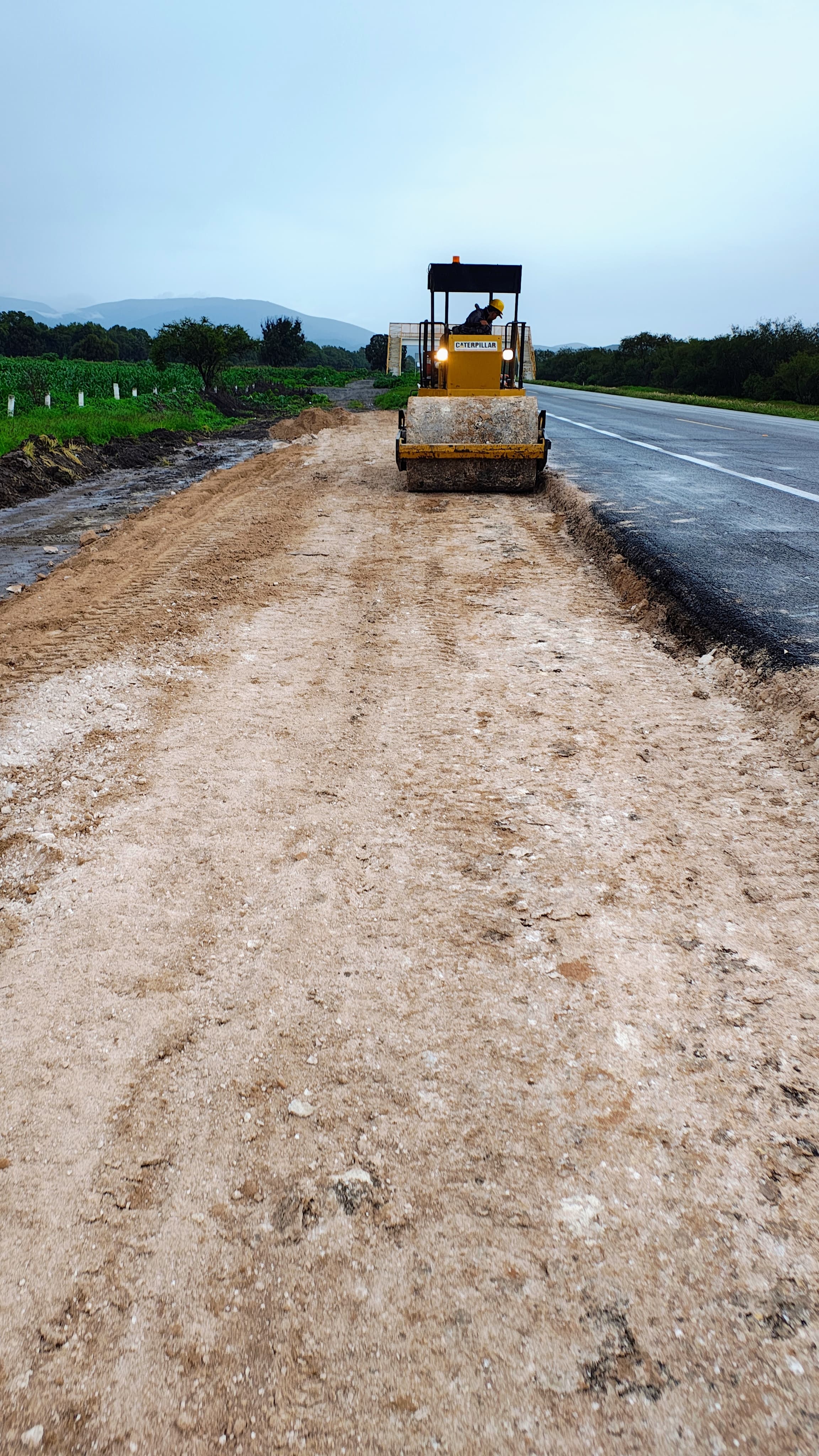 Compactación del terraplén junto a la autopista