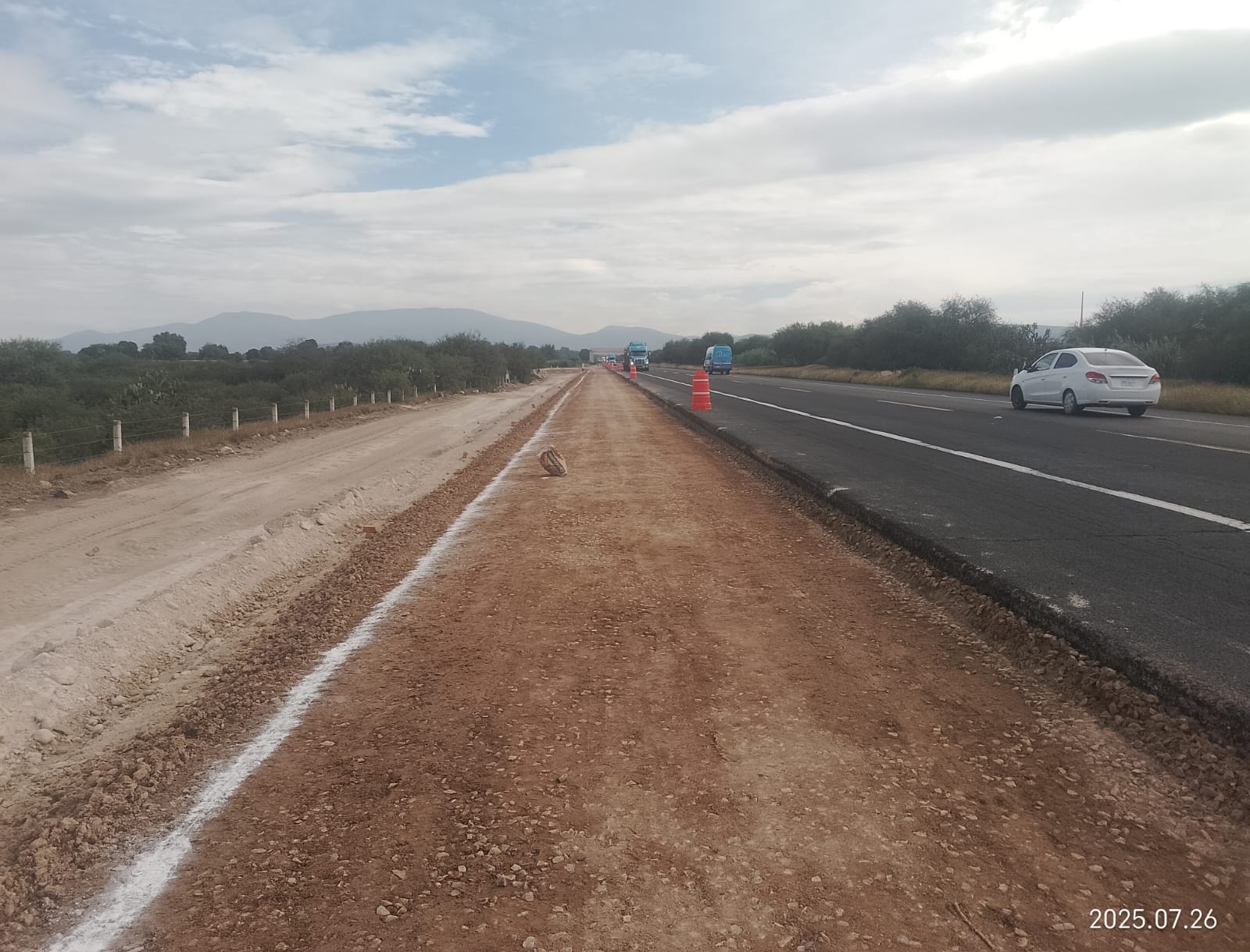 Trabajos de terracería sobre la carretera